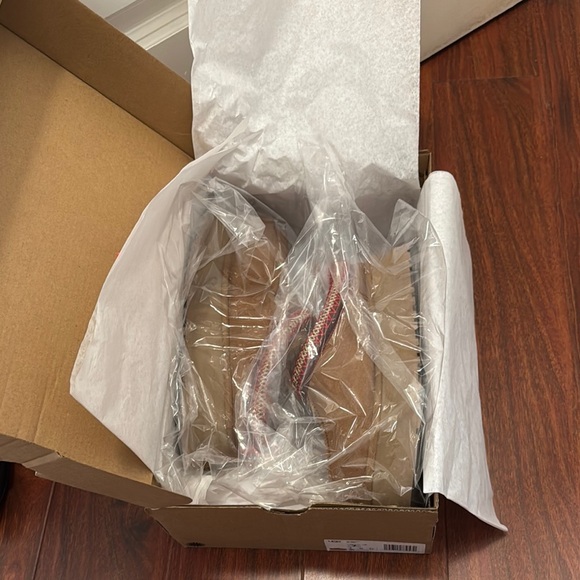 UGG Tazz Platform Slip-On Slippers with Red Trim, size 7 - Picture 5 of 6